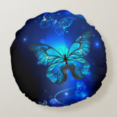 暗い背景のモルフォ・バタフライ ラウンドクッション (裏面)
