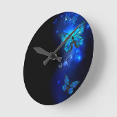 暗い背景のモルフォ・バタフライ ラウンド壁時計 (傾斜)