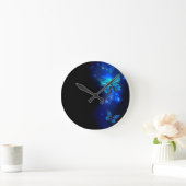 暗い背景のモルフォ・バタフライ ラウンド壁時計 (ホーム)