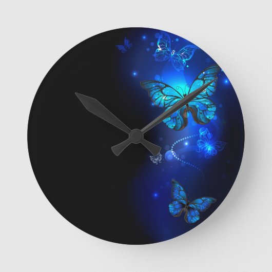 暗い背景のモルフォ・バタフライ ラウンド壁時計 (正面)