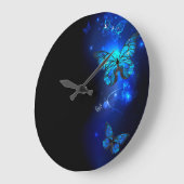 暗い背景のモルフォ・バタフライ ラージ壁時計 (傾斜)