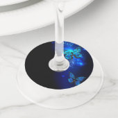 暗い背景のモルフォ・バタフライ ワイングラスタグ (クローズアップ)