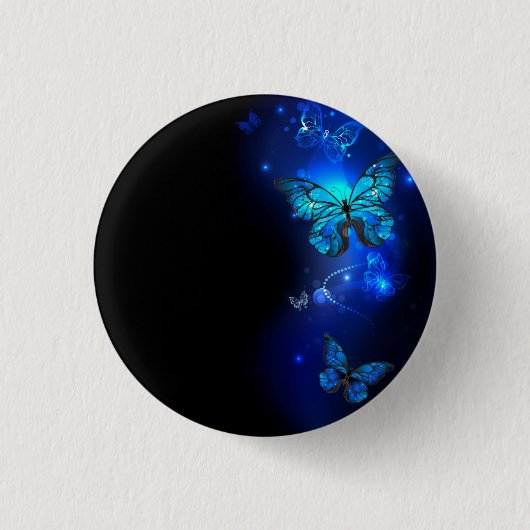 暗い背景のモルフォ・バタフライ 缶バッジ (正面)