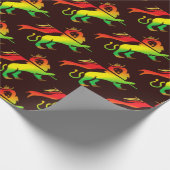 暗い背景のラスタ色のJudahのライオン ラッピングペーパー (角)