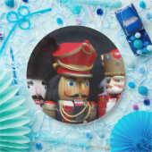 暗い背景の上に三つのナツクラッカー ペーパープレート (パーティー)