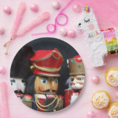 暗い背景の上に三つのナツクラッカー ペーパープレート (パーティー)