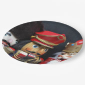 暗い背景の上に三つのナツクラッカー ペーパープレート (アングル)