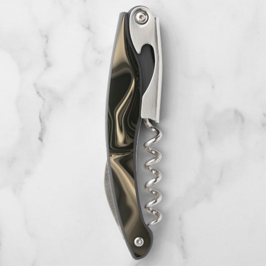 暗い背景の上の金属のセピアの起伏 ソムリエナイフ (裏面)