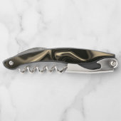 暗い背景の上の金属のセピアの起伏 ソムリエナイフ (裏面)