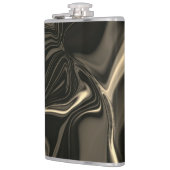 暗い背景の上の金属のセピアの起伏 フラスク (左)