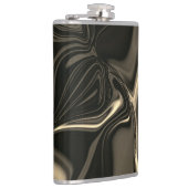 暗い背景の上の金属のセピアの起伏 フラスク (右)