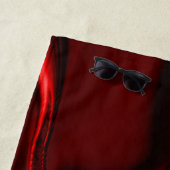 暗い背景の明るい赤と暗いカーブ。 ビーチタオル (インサイチュ)