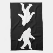 暗い背景の白いサスカッチのシルエット キッチンタオル (縦)