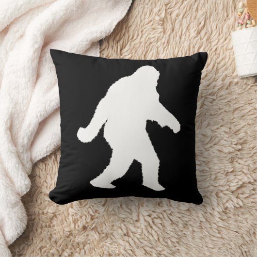 暗い背景の白いサスカッチのシルエット クッション (ブランケット)