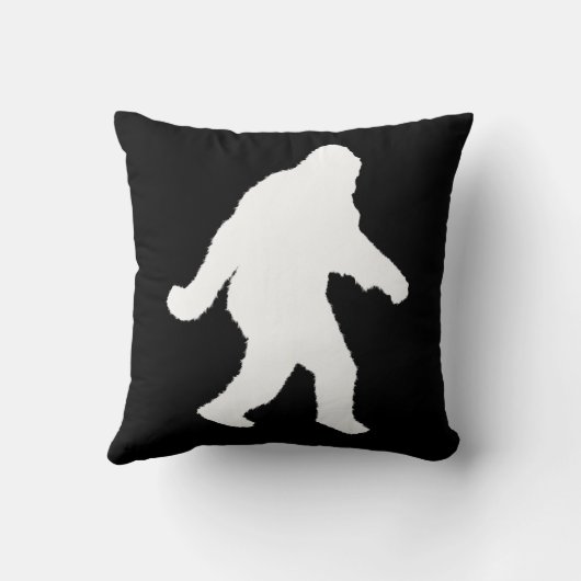 暗い背景の白いサスカッチのシルエット クッション (裏面)