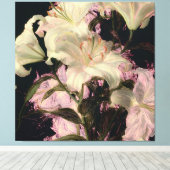 暗い背景の白いユリの花のアート キャンバスプリント (インサイチュ (ウッドフロア))