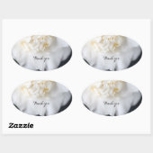 暗い背景の白い椿 楕円形シール (シート)