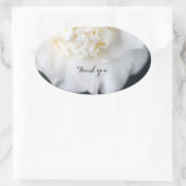 暗い背景の白い椿 楕円形シール (バッグ)