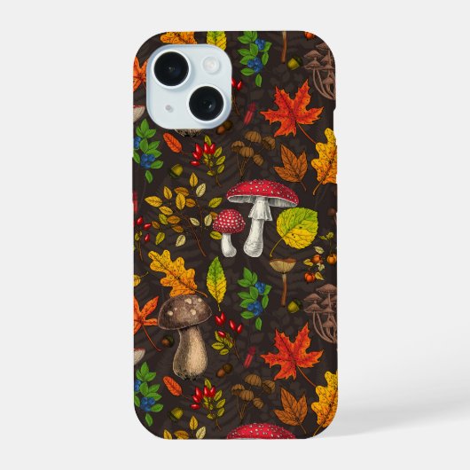 暗い背景の秋のきのこ、葉、木の実、ベリー iPhone 15ケース (裏面)