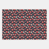 暗い背景の赤とアイボリーのクリスマスオーナメント ラッピングペーパーシート (正面2)