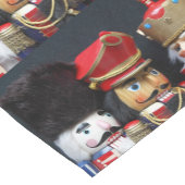 暗い背景の3つのくるみ割り ショートテーブルランナー (コーナー)