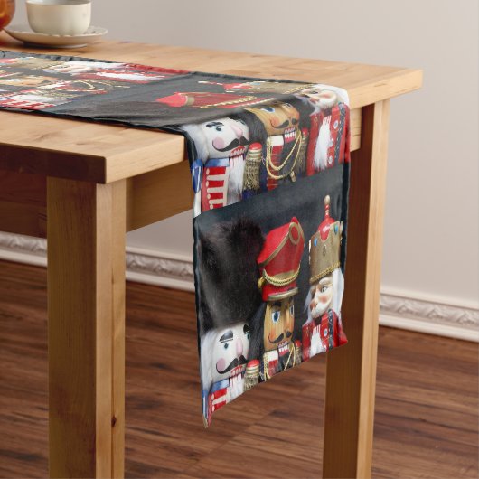 暗い背景の3つのくるみ割り ショートテーブルランナー (インサイチュ)