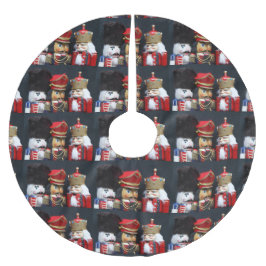 暗い背景の3つのくるみ割り ブラッシュドポリエステルツリースカート