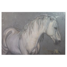 暗い背景を持つ美しい灰色の馬