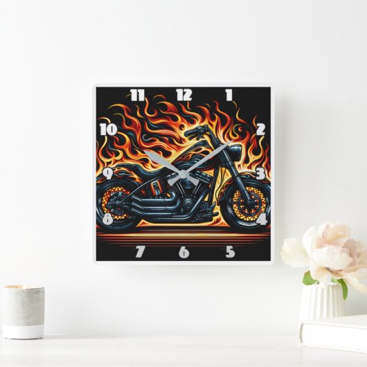 暗い背景を背景に燃える炎のオートバイ スクエア壁時計 (ホーム)