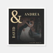 暗い色あせた写真と金ゴールドアンパサンド結婚ブラック スタンダードカクテルナプキン (正面)