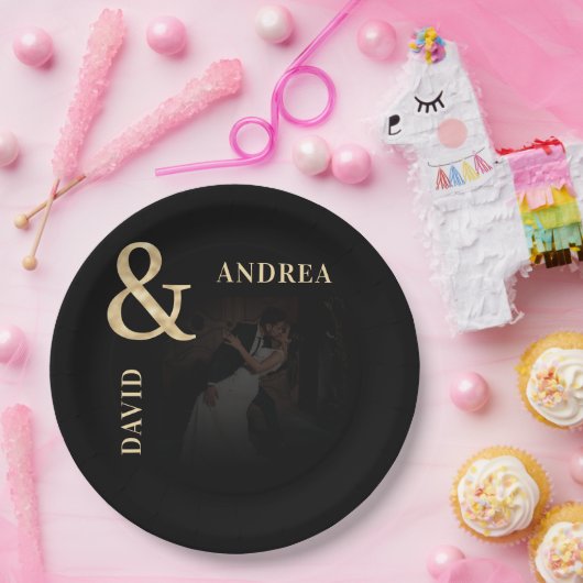 暗い色あせた写真と金ゴールドアンパサンド結婚ブラック ペーパープレート (パーティー)