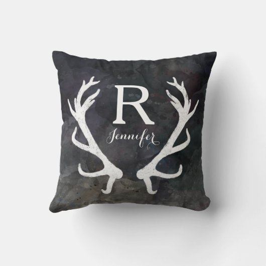 暗い色の水彩画、素朴なシカの枝角のモノグラム クッション (裏面)