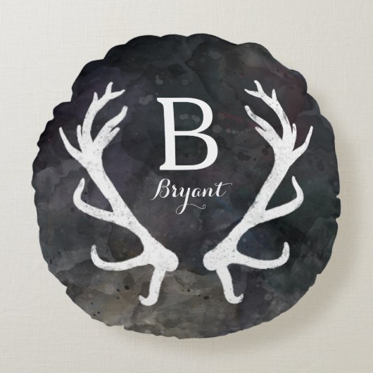 暗い色の水彩画、素朴なシカの枝角のモノグラム ラウンドクッション (正面)