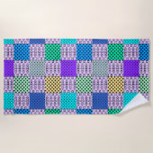 暗い色数々のの色調でレトロな幾何学的 ビーチタオル (正面)