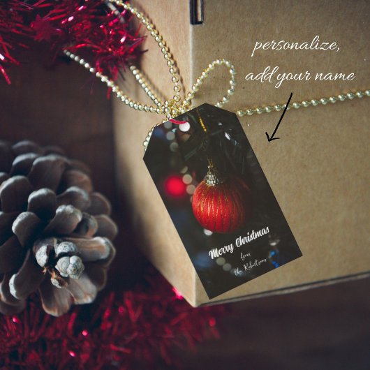 暗い色鮮やかな赤いクリスマスの赤い厩舎と庭 ギフトタグ