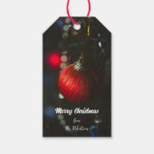 暗い色鮮やかな赤いクリスマスの赤い厩舎と庭 ギフトタグ (正面)