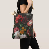 暗い花の静物画のトート トートバッグ (クローズアップ)