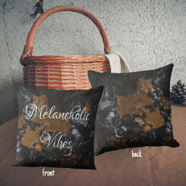 暗い葉海にオークの木やドングリ クッション