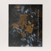 暗い葉海にオークの木やドングリ ジグソーパズル (縦)