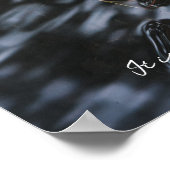 暗い葉海にオークの木やドングリ ポスター (角)