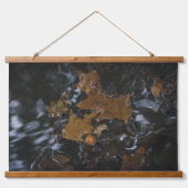 暗い葉海にオークの木やドングリ 吊り下げ型タペストリー (正面)