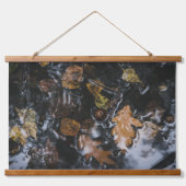 暗い葉海にオークの木やドングリ 吊り下げ型タペストリー (正面2)