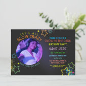 暗い誕生日で輝くネオンパーティー写絵を描真 招待状 (スタンド正面)