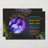 暗い誕生日で輝くネオンパーティー写絵を描真 招待状 (正面/裏面)