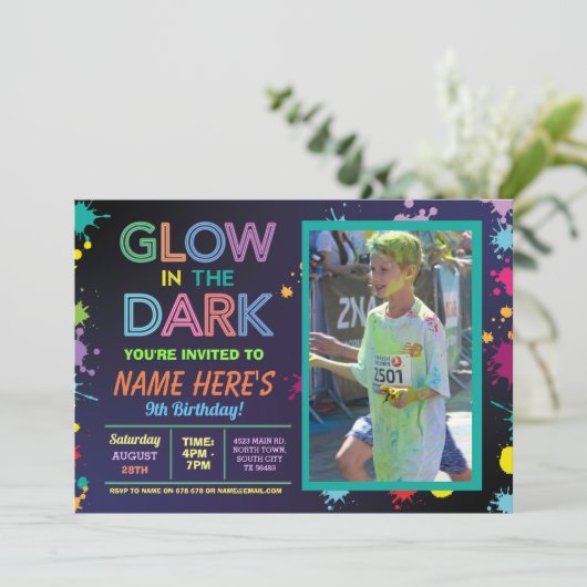 暗い誕生日のネオンペンキのパーティーの写真の白熱 招待状 (スタンド正面)