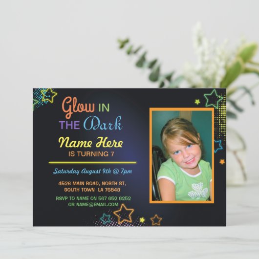 暗い誕生日の写真の招待の子供のパーティーの白熱 招待状 (スタンド正面)