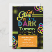 暗い誕生日パーティーのオレンジ色に輝く 招待状 (正面)