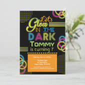 暗い誕生日パーティーのオレンジ色に輝く 招待状 (スタンド正面)