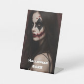 暗い誘惑 – ハロウィーン2025 台座サイン (正面)