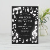 暗い赤ちゃんシャワーで音楽ノートが輝く 招待状 (スタンド正面)